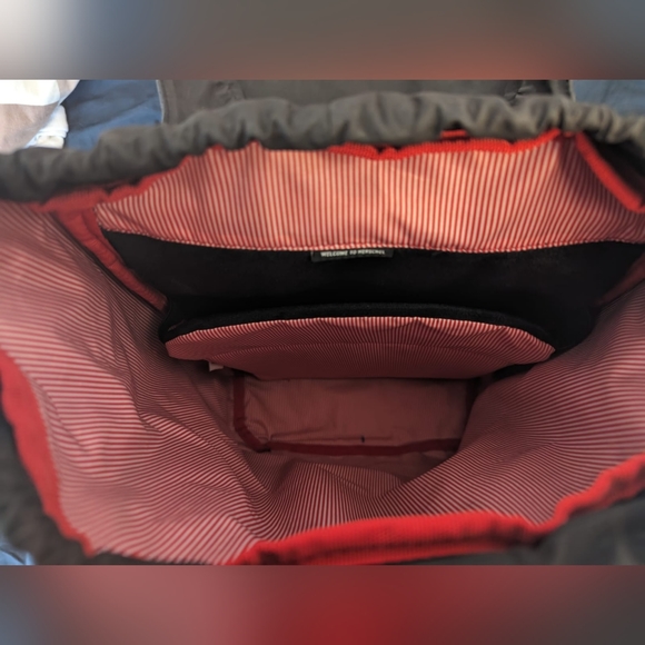 Herschel Retreat Backpack Good Condition - Picture 4 of 6